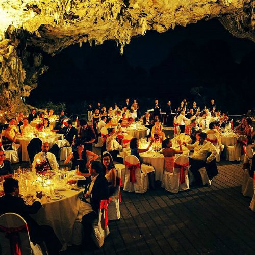 Một bữa tối lãng mạn trong hang động tại Hạ Long. Ảnh: legendtravelgroup